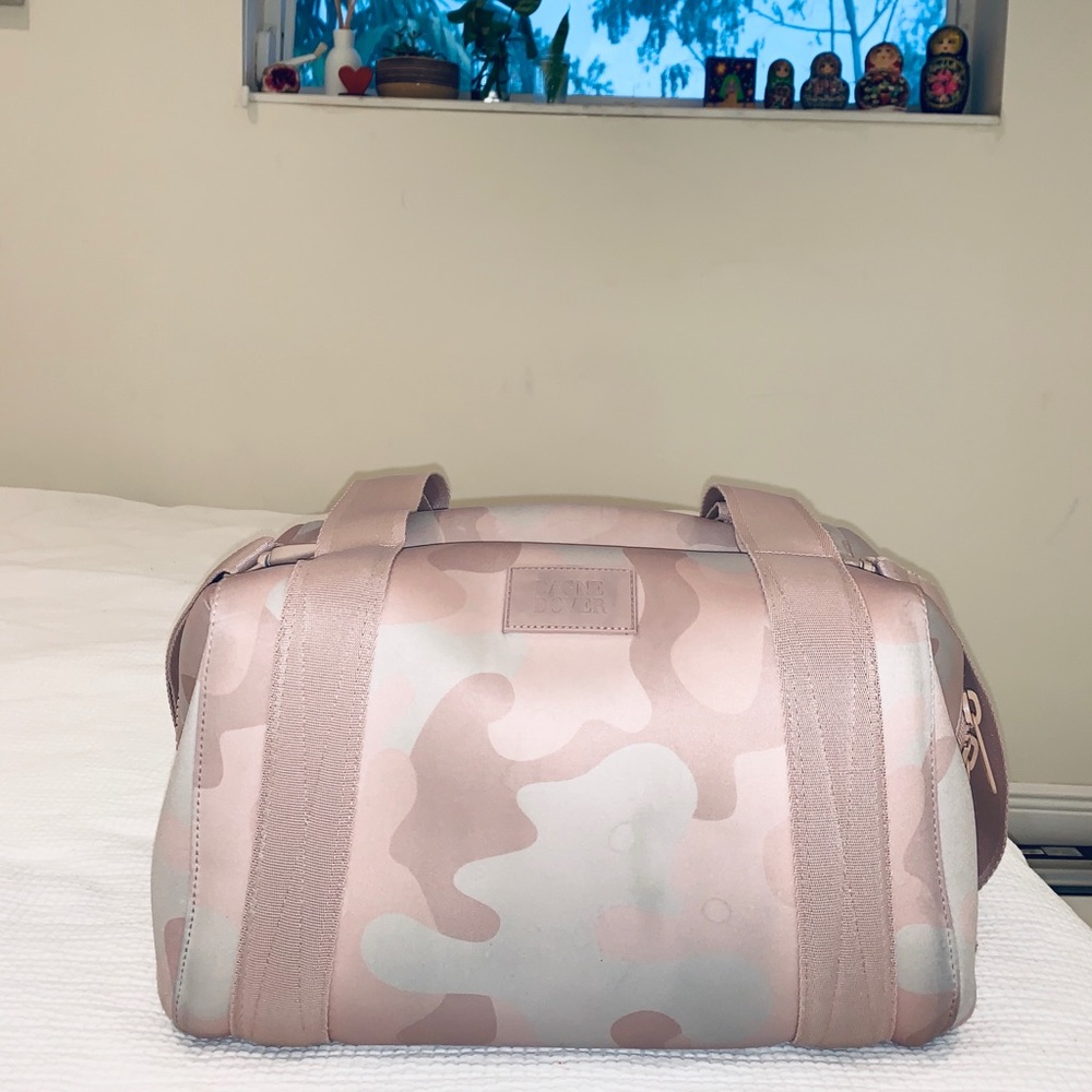 ❌SOLD❌Dagne Dover Pink Camo Medium Landon Carryall
